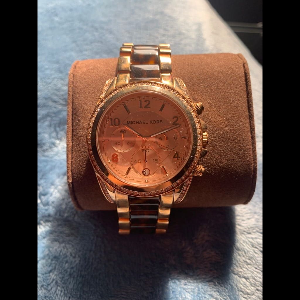 Micheal Kors rose gold brand new with box