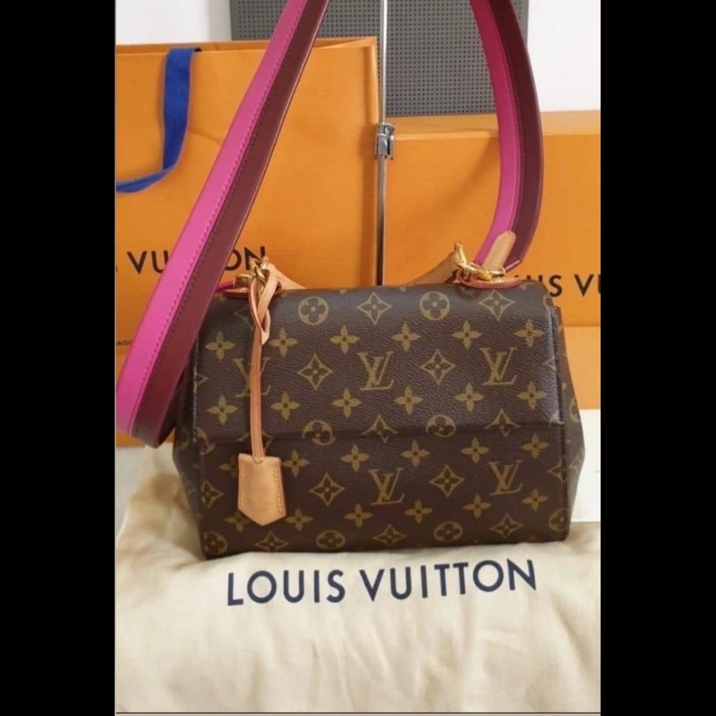 Lv clawny bag excellent condition