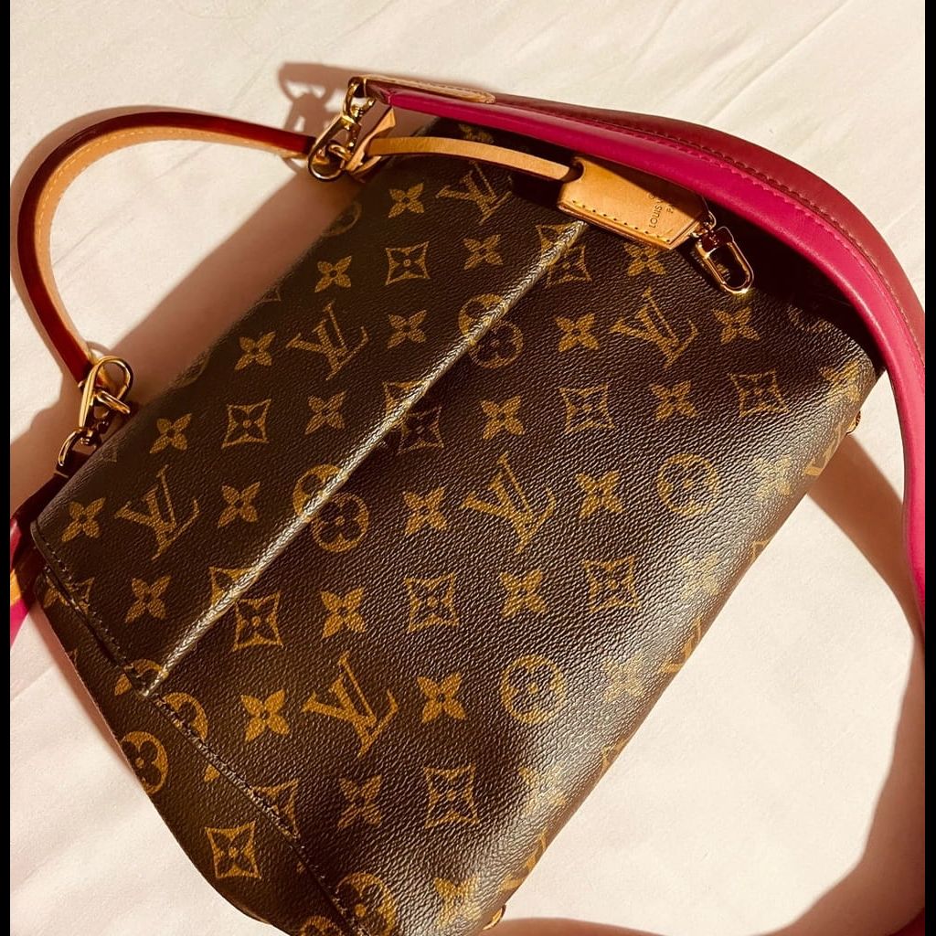 Lv clawny bag excellent condition