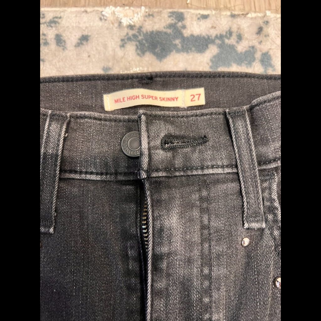 Levi’s dark grey studded jeans - size 27