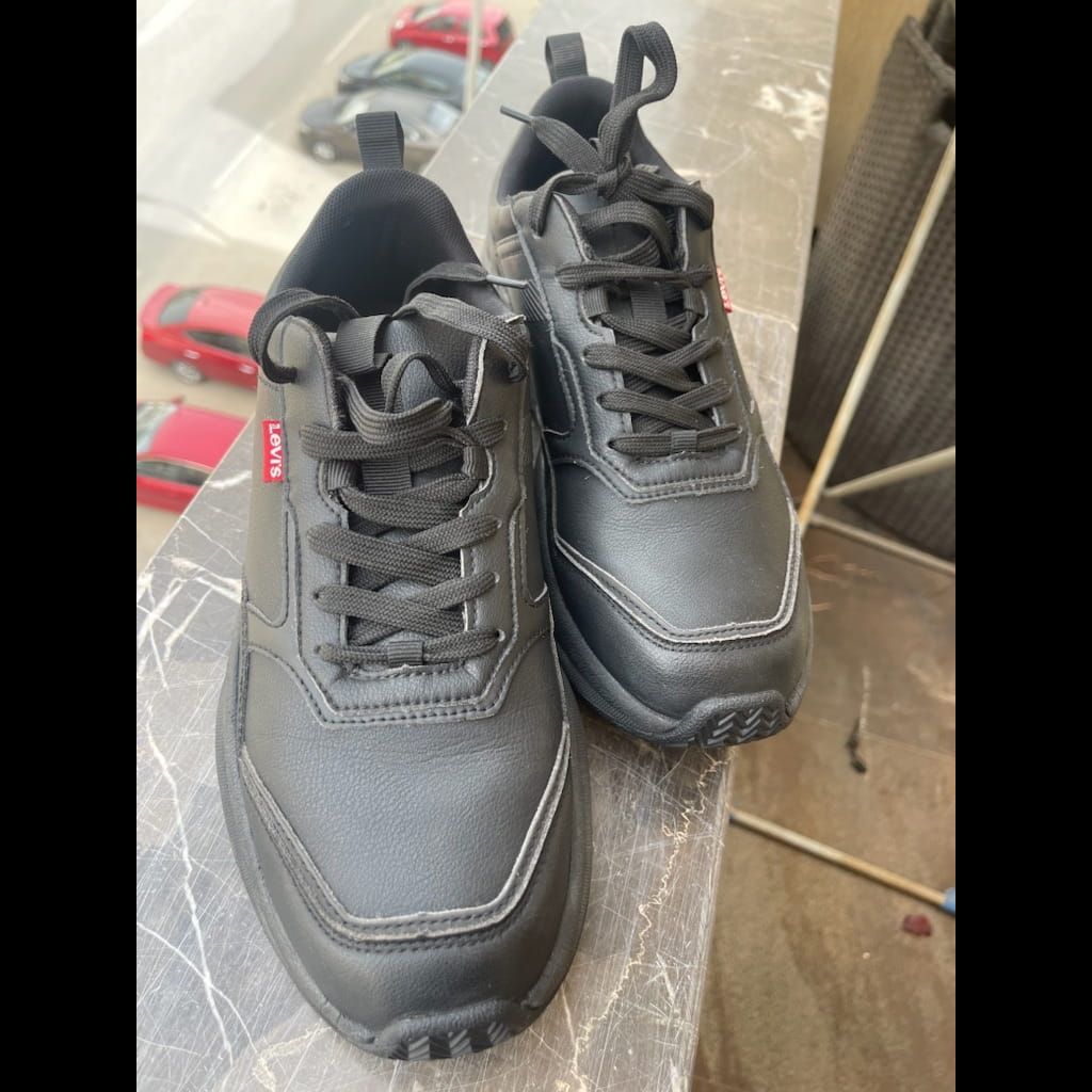 Black Levi’s shoes like new