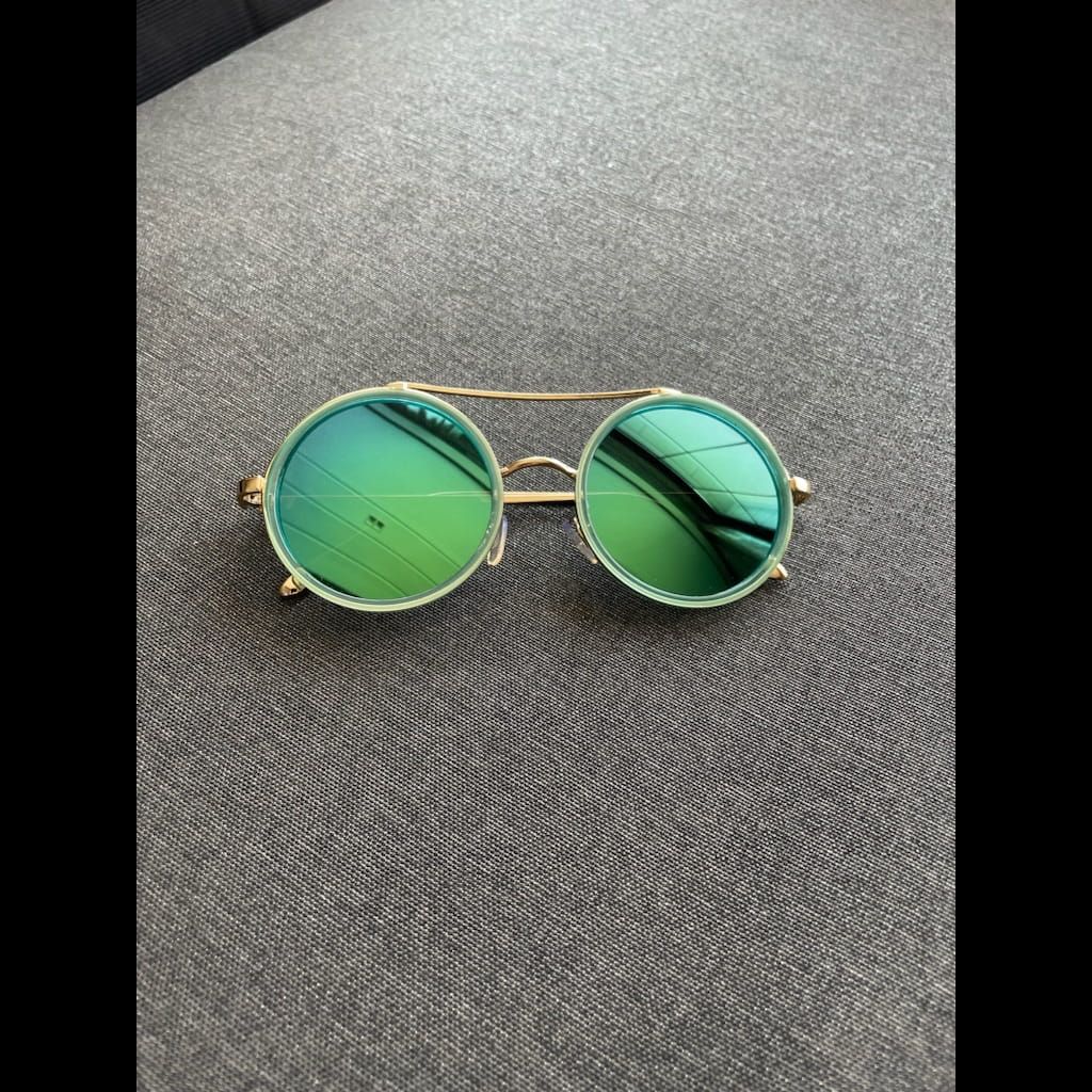 Green mirror reflection sunglasses