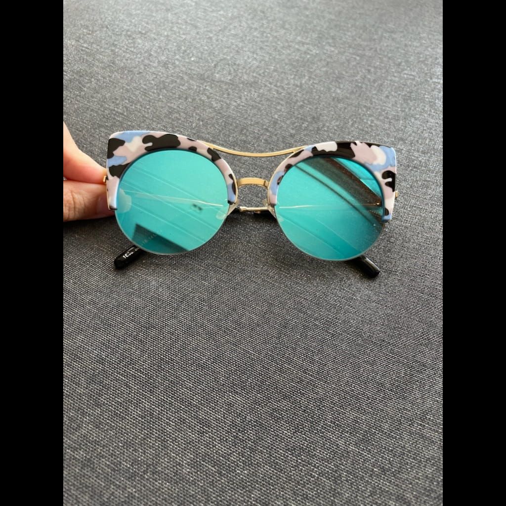 Blue mirror reflection sunglasses