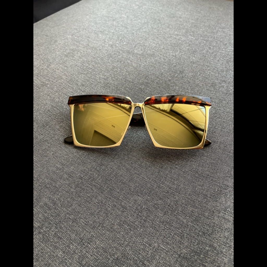Gold mirror reflection sunglasses