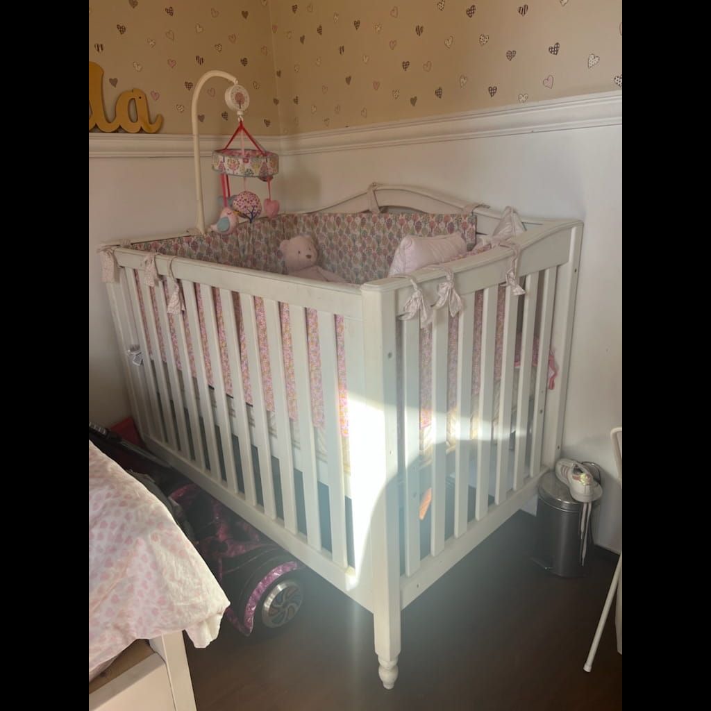 Baby crib with mattress and padded borders