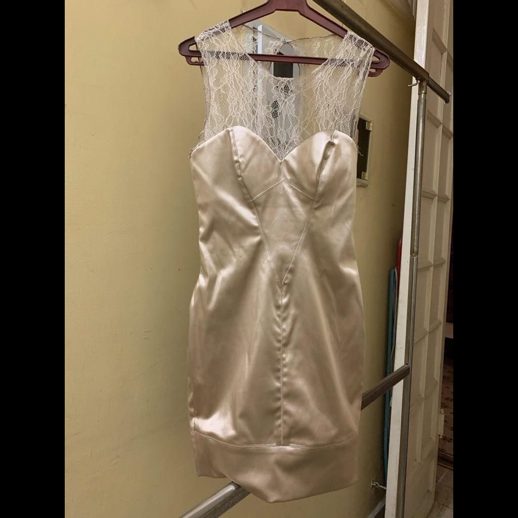 Bebe Soiree dress satin with dantelle size small used and in great condition